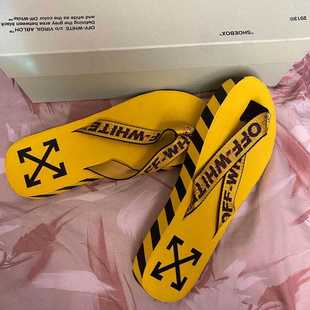 OFF-WHITE FLIP FLOPS